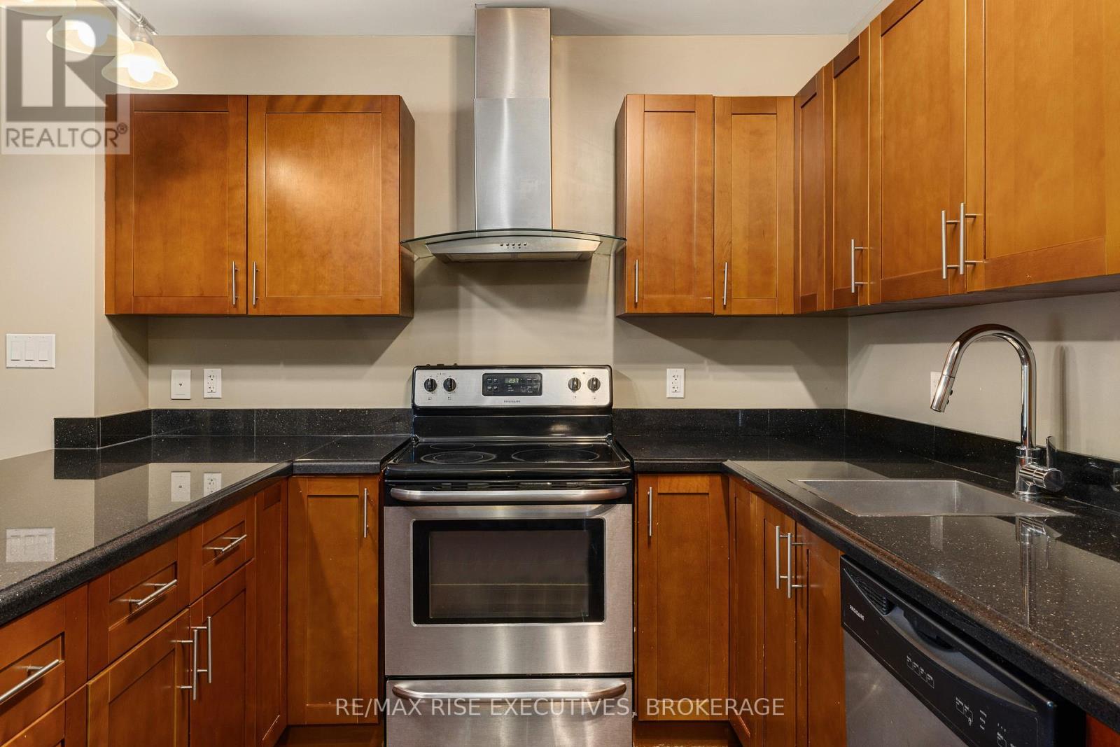 405 - 539 Armstrong Road, Kingston (East Gardiners Rd), ON - Indoor Photo Showing Kitchen With Stainless Steel Kitchen