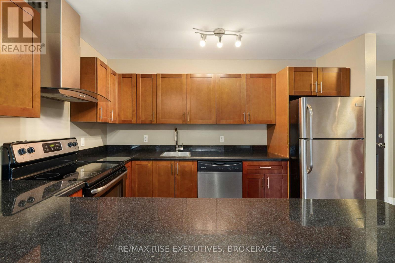 405 - 539 Armstrong Road, Kingston (East Gardiners Rd), ON - Indoor Photo Showing Kitchen With Stainless Steel Kitchen With Double Sink