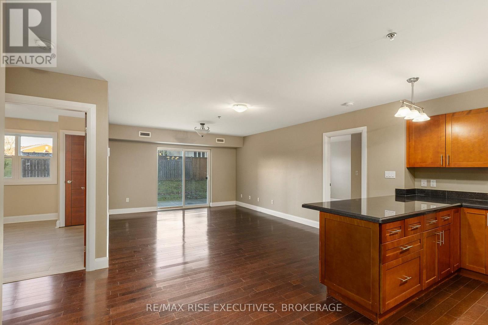 405 - 539 Armstrong Road, Kingston (East Gardiners Rd), ON - Indoor Photo Showing Kitchen