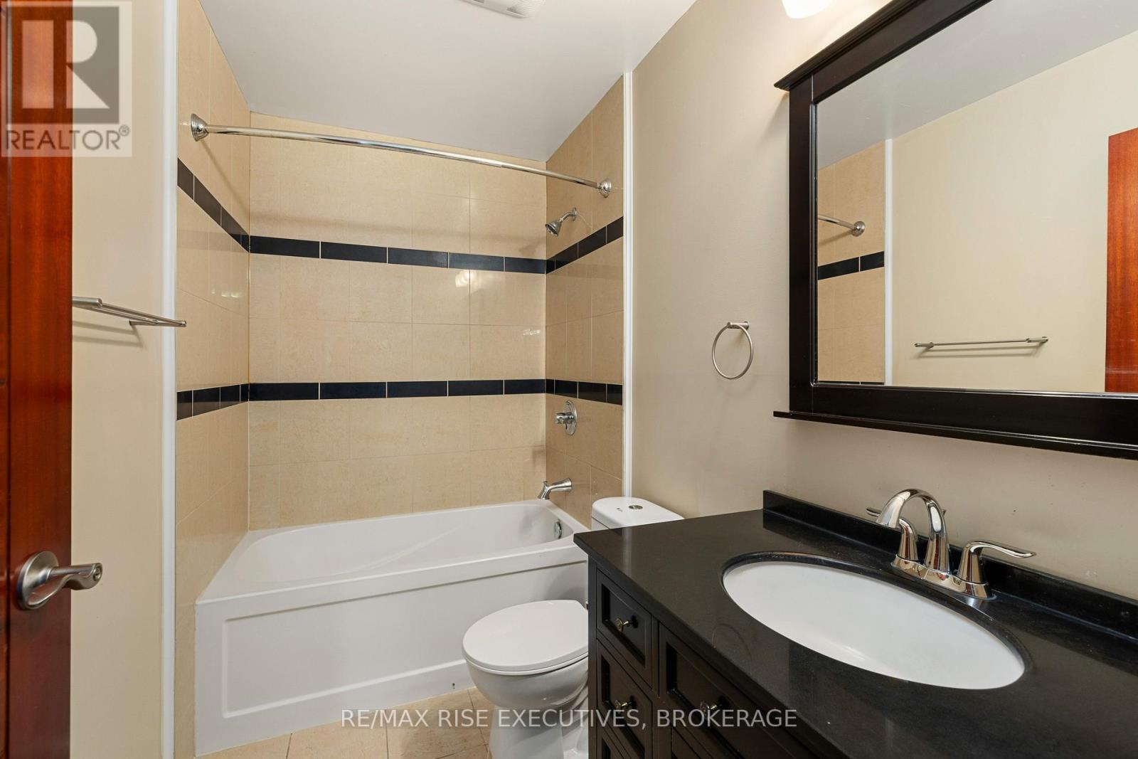 405 - 539 Armstrong Road, Kingston (East Gardiners Rd), ON - Indoor Photo Showing Bathroom