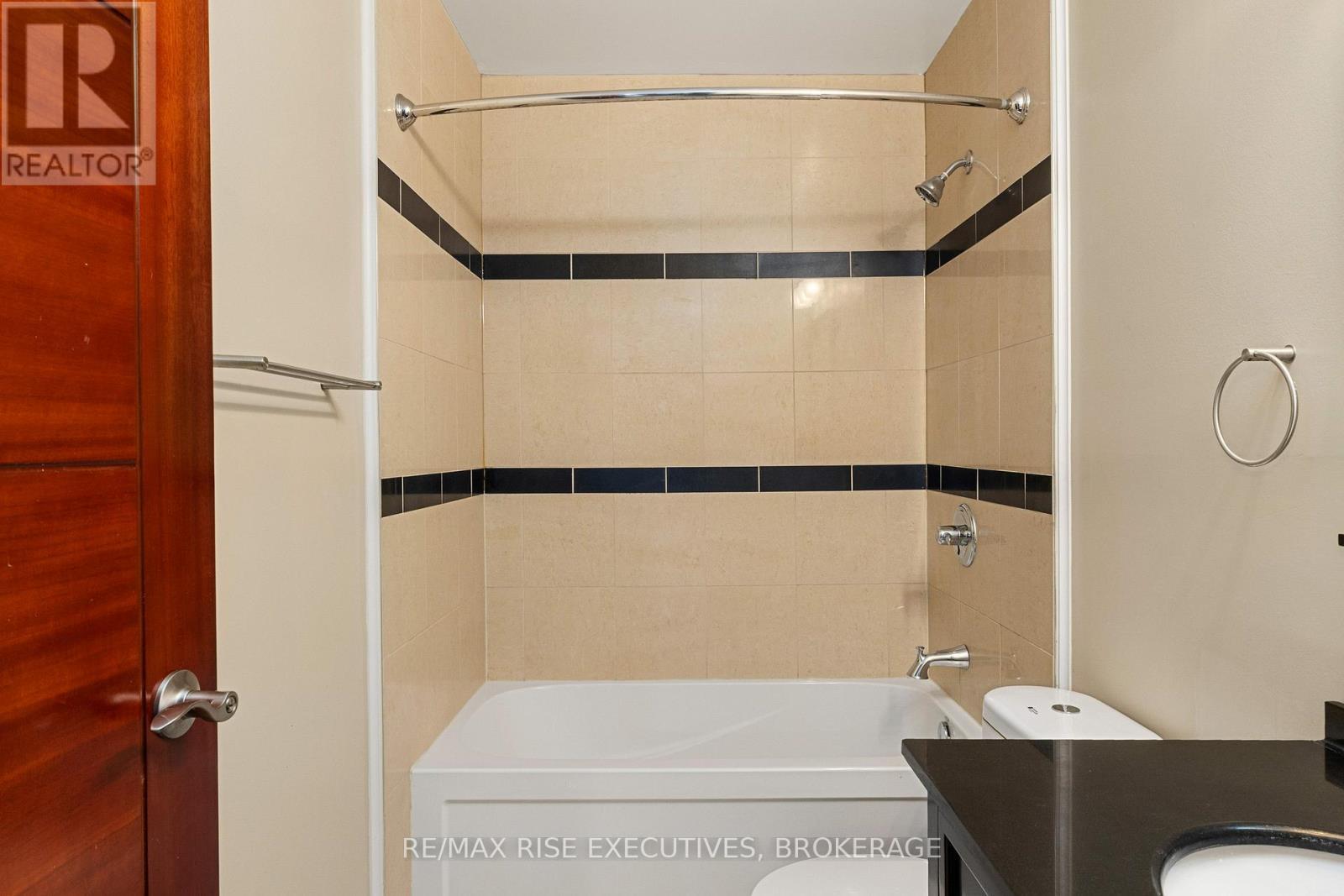 405 - 539 Armstrong Road, Kingston (East Gardiners Rd), ON - Indoor Photo Showing Bathroom