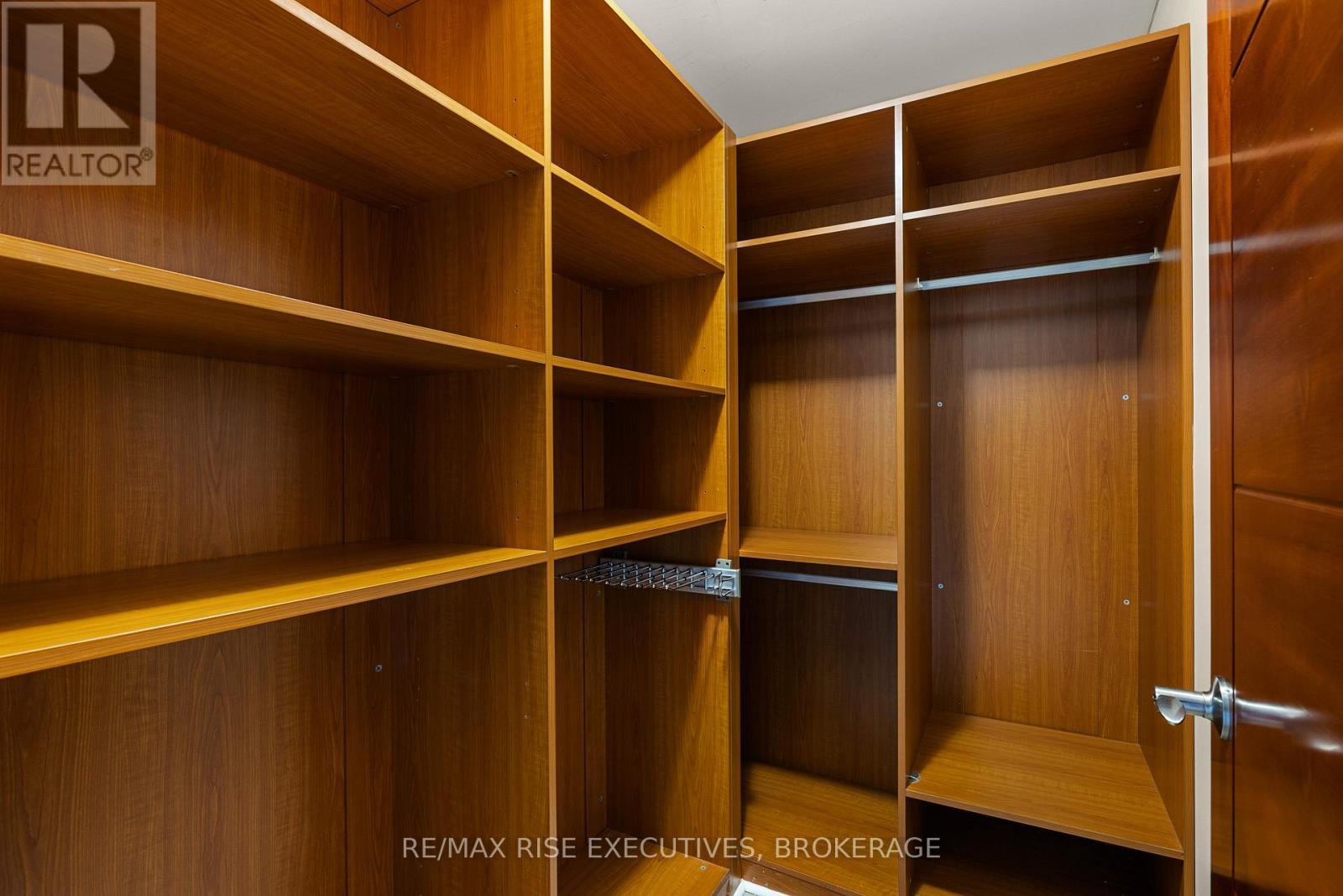 405 - 539 Armstrong Road, Kingston (East Gardiners Rd), ON - Indoor With Storage