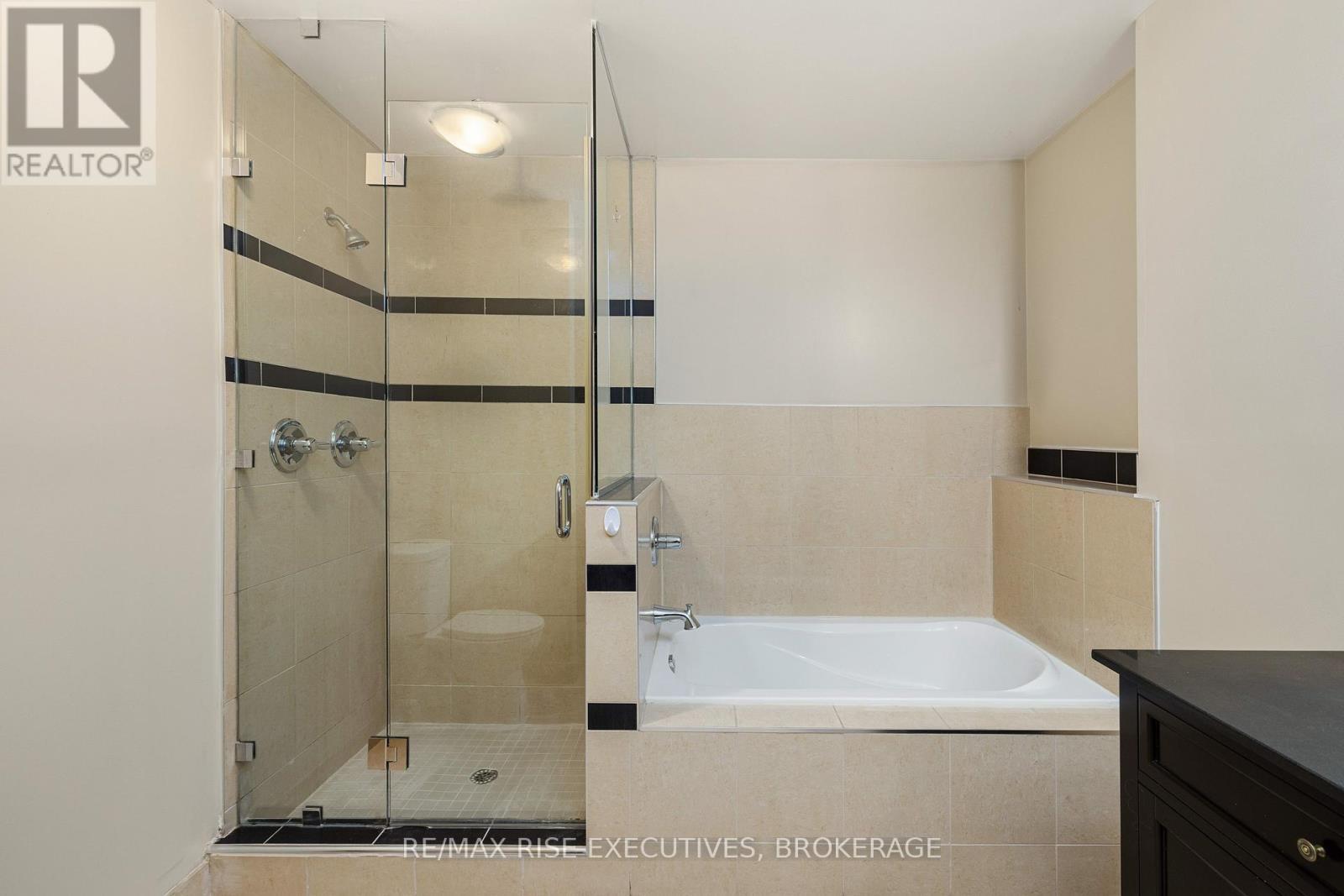 405 - 539 Armstrong Road, Kingston (East Gardiners Rd), ON - Indoor Photo Showing Bathroom