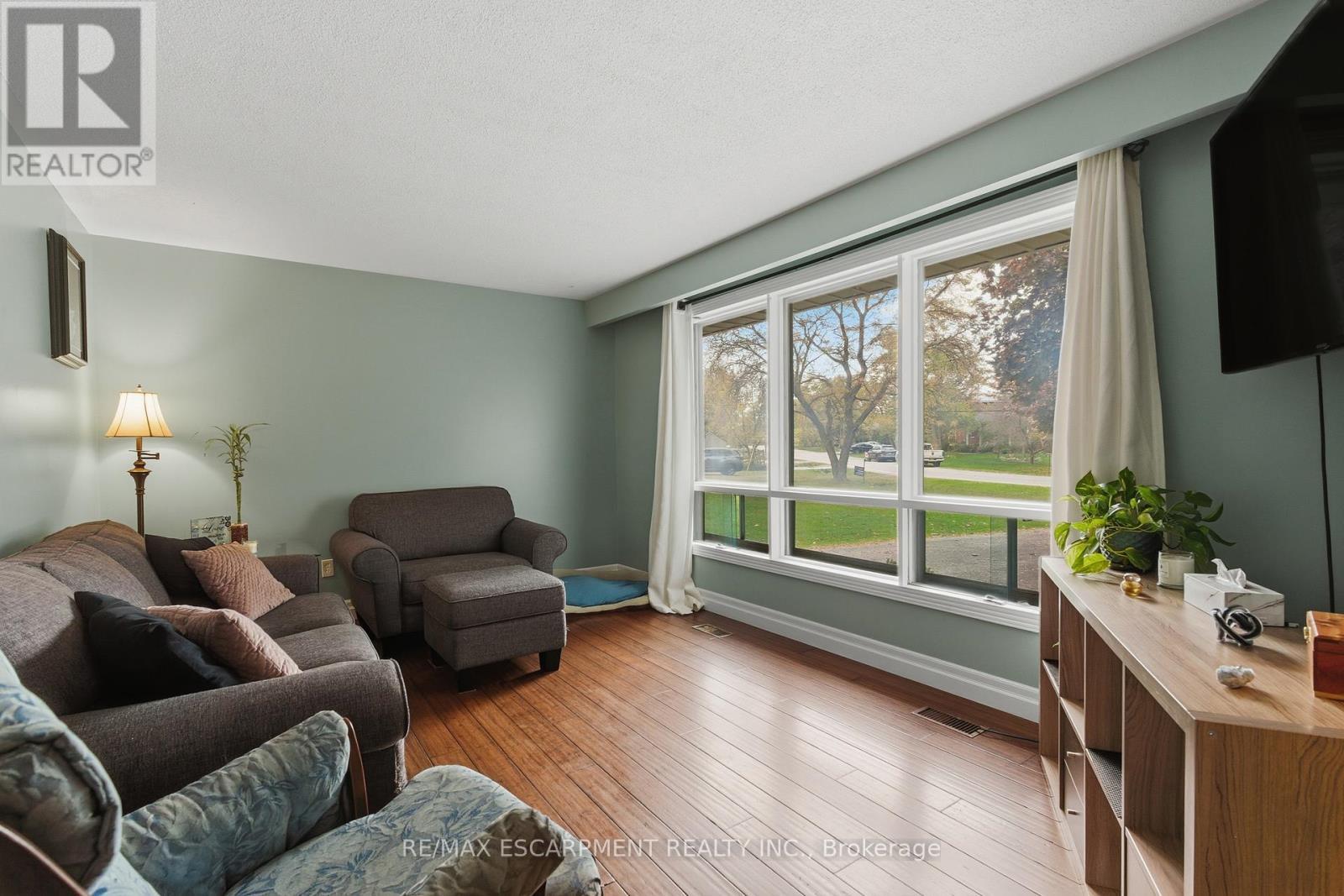 62 Oswego Park Road, Haldimand, ON - Indoor Photo Showing Living Room
