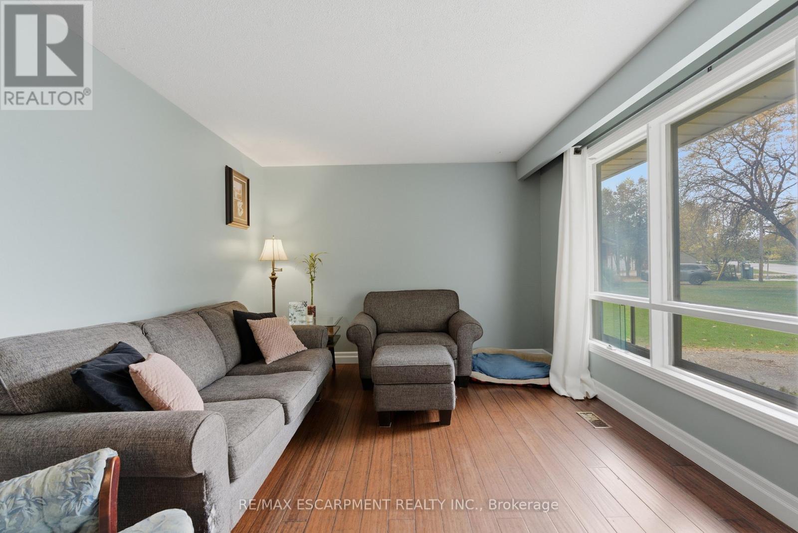 62 Oswego Park Road, Haldimand, ON - Indoor Photo Showing Living Room