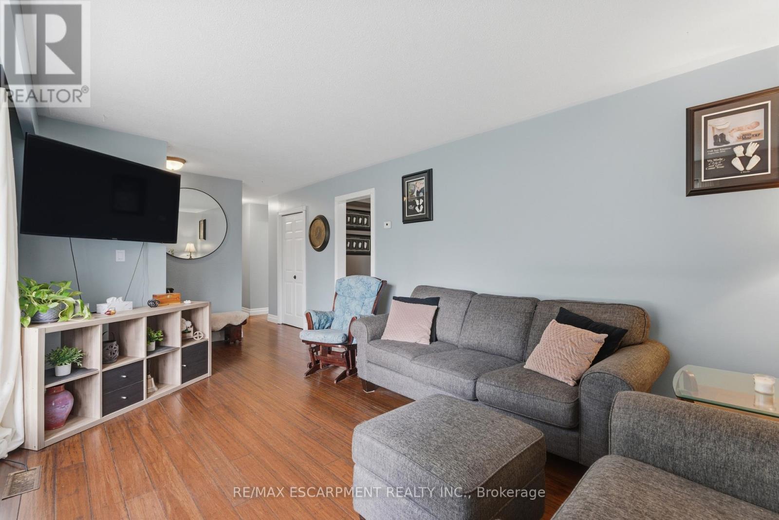 62 Oswego Park Road, Haldimand, ON - Indoor Photo Showing Living Room