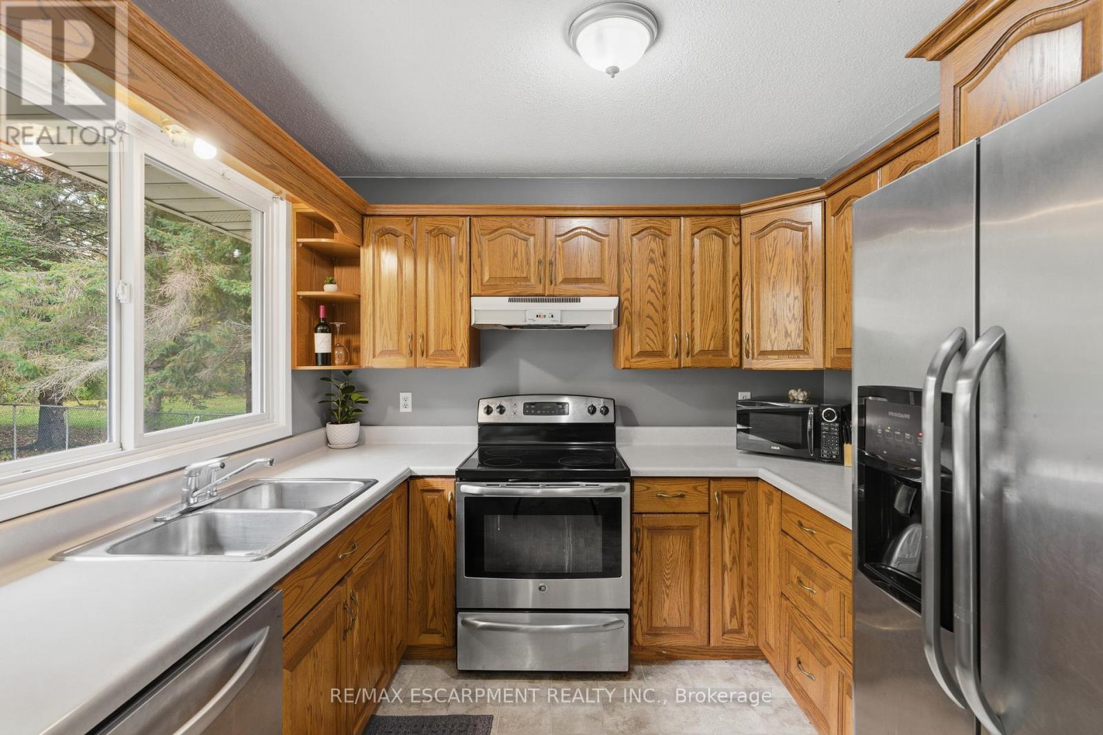 62 Oswego Park Road, Haldimand, ON - Indoor Photo Showing Kitchen With Double Sink