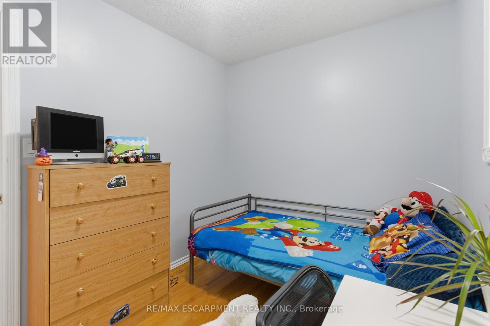 62 Oswego Park Road, Haldimand, ON - Indoor Photo Showing Bedroom
