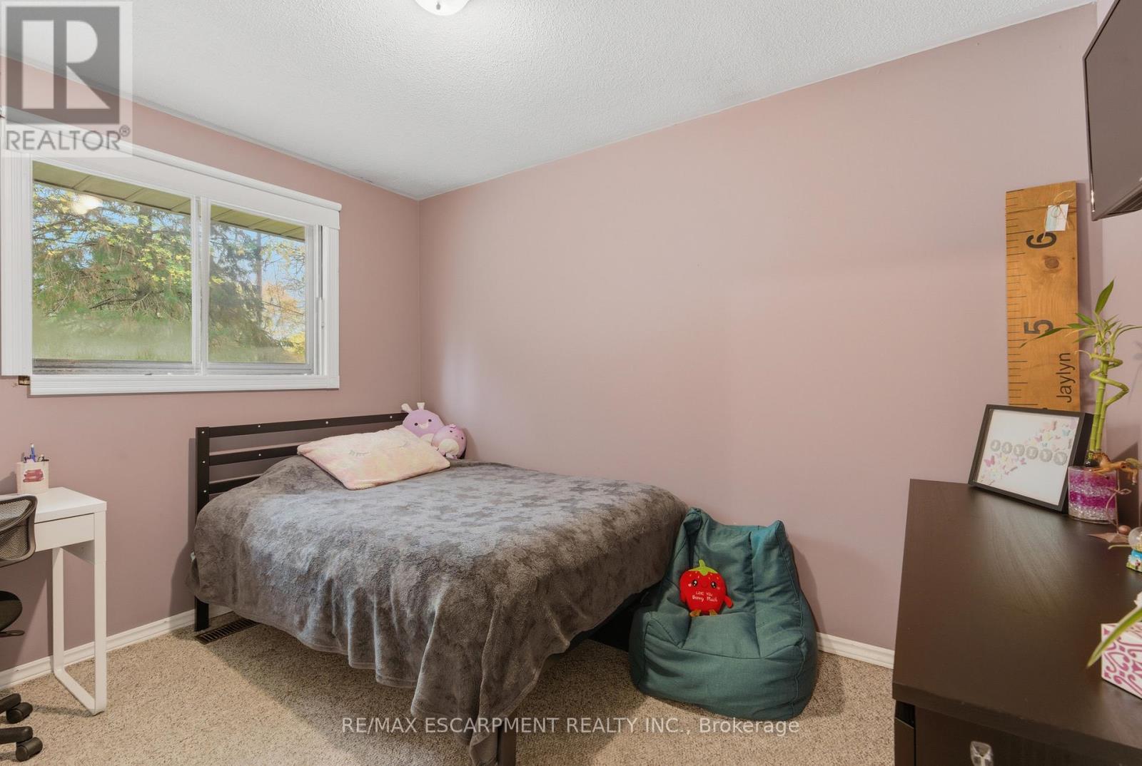 62 Oswego Park Road, Haldimand, ON - Indoor Photo Showing Bedroom