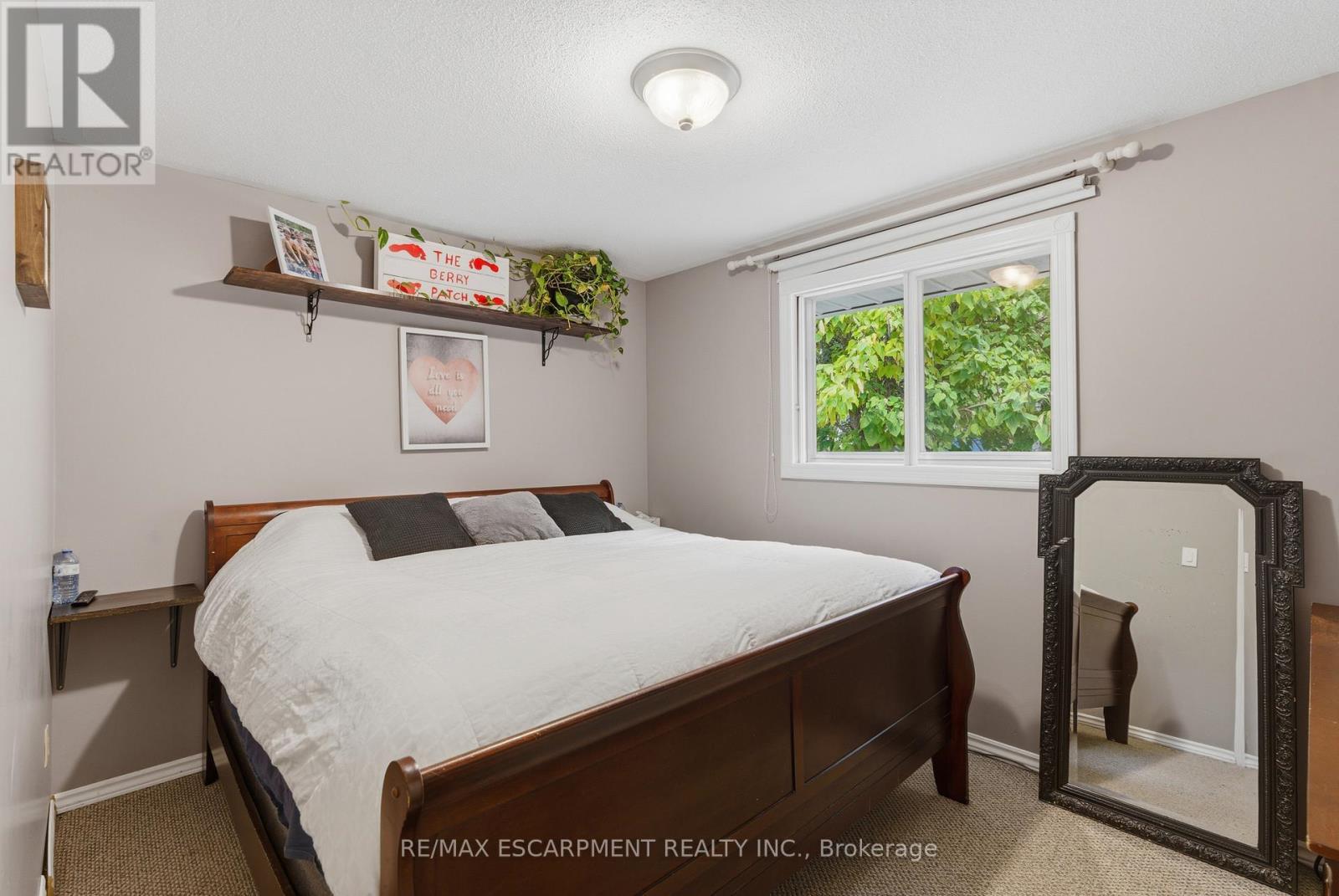 62 Oswego Park Road, Haldimand, ON - Indoor Photo Showing Bedroom