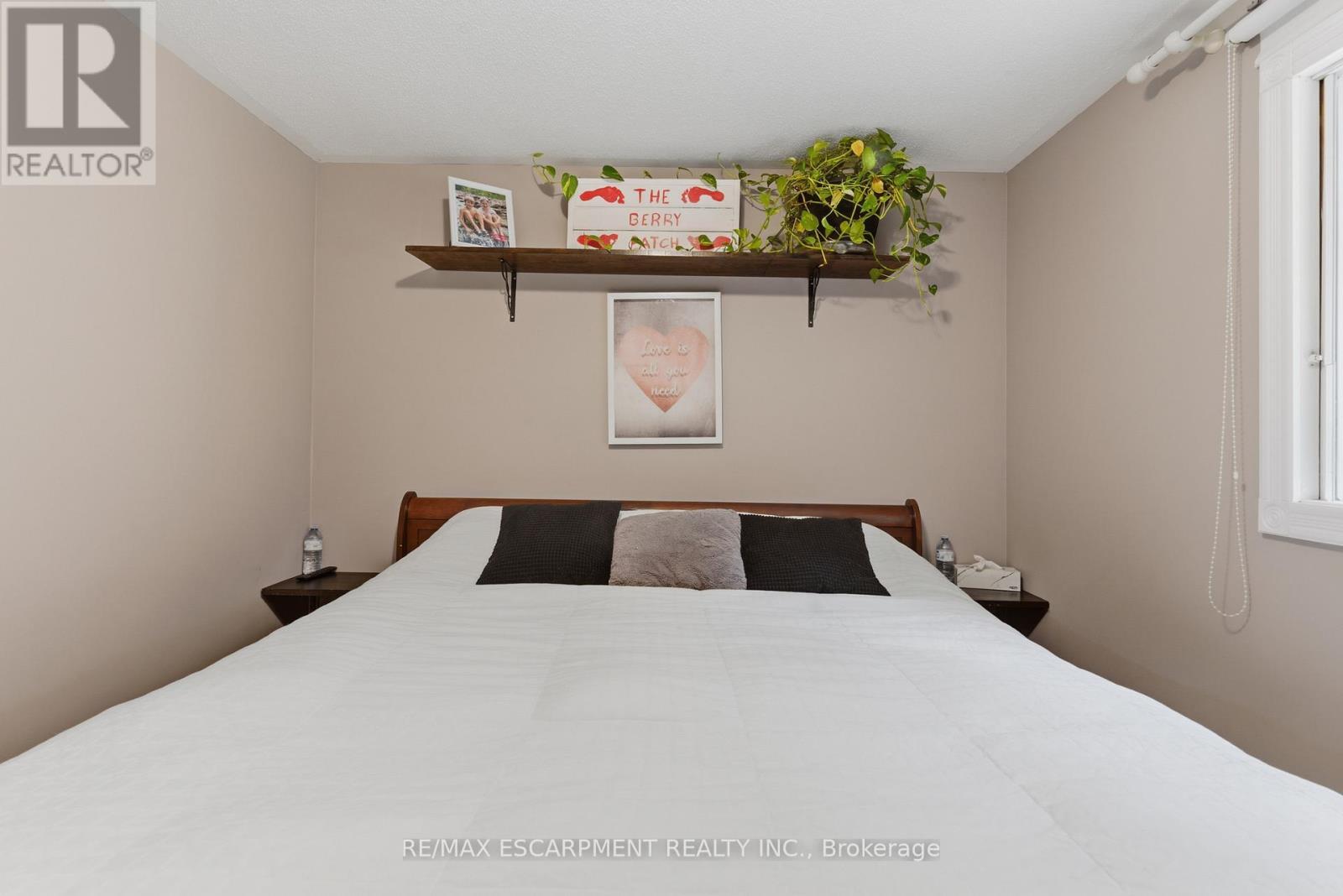 62 Oswego Park Road, Haldimand, ON - Indoor Photo Showing Bedroom