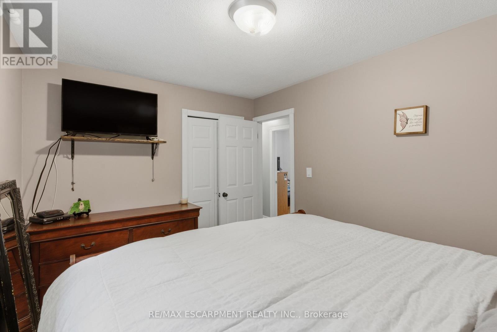 62 Oswego Park Road, Haldimand, ON - Indoor Photo Showing Bedroom