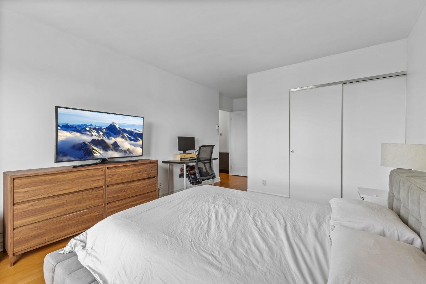 Chambre à coucher principale - 301-1445 Boul. Le Corbusier, Laval (Laval-Des-Rapides), QC - Indoor Photo Showing Bedroom