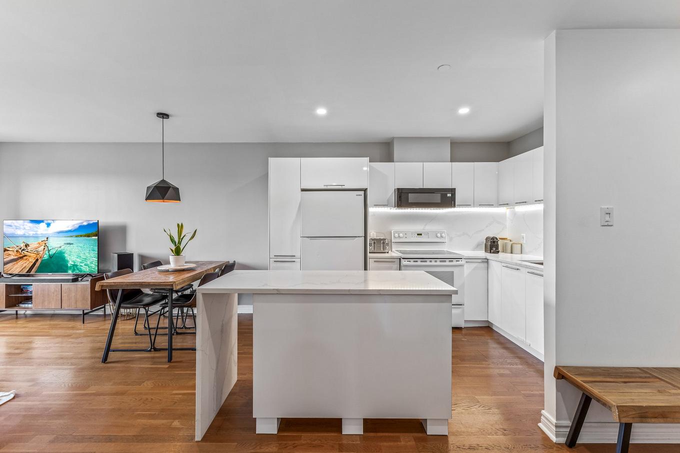 Cuisine - 301-1445 Boul. Le Corbusier, Laval (Laval-Des-Rapides), QC - Indoor Photo Showing Kitchen