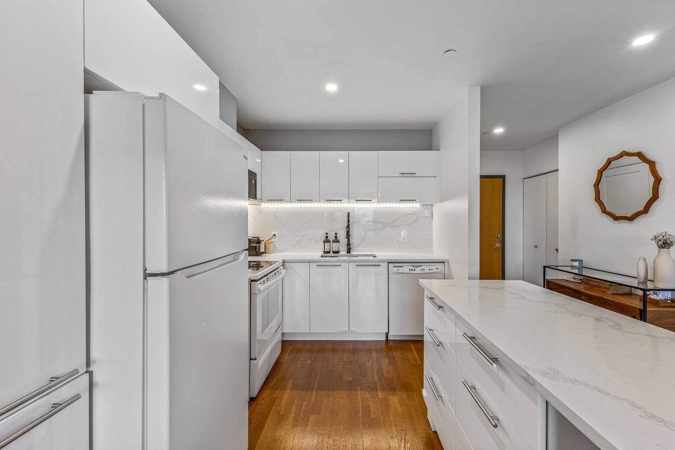 Cuisine - 301-1445 Boul. Le Corbusier, Laval (Laval-Des-Rapides), QC - Indoor Photo Showing Kitchen With Upgraded Kitchen