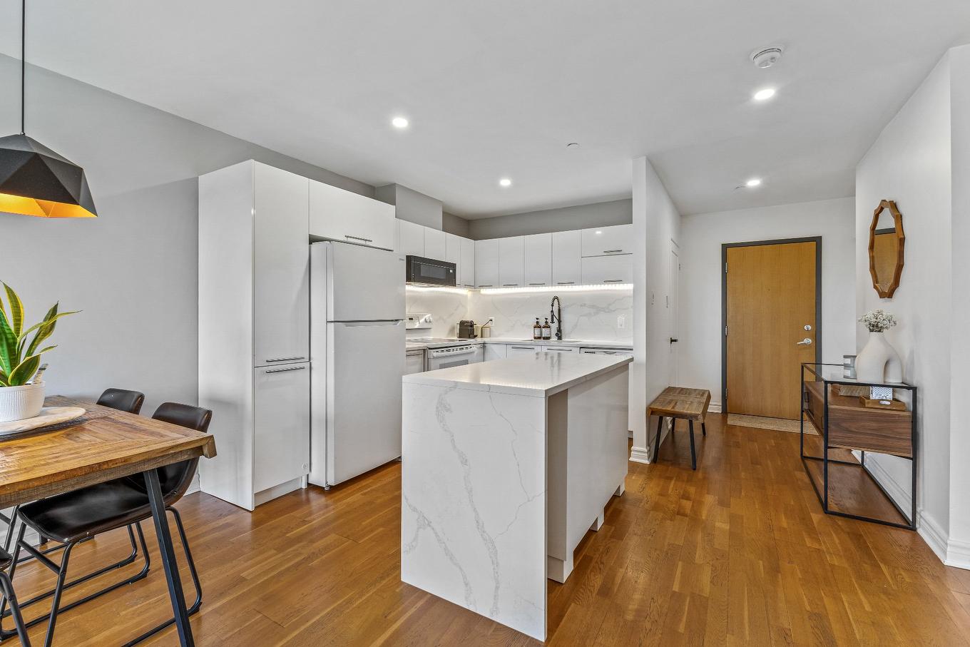Cuisine - 301-1445 Boul. Le Corbusier, Laval (Laval-Des-Rapides), QC - Indoor Photo Showing Kitchen