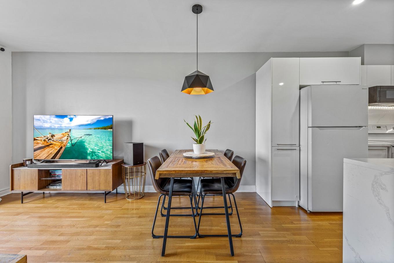 Salle à manger - 301-1445 Boul. Le Corbusier, Laval (Laval-Des-Rapides), QC - Indoor