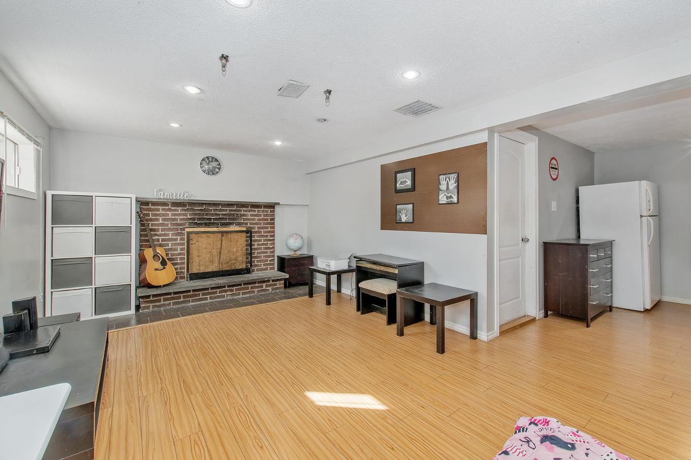 Salle familiale - 968 Rue Le Gardeur, Mascouche, QC - Indoor Photo Showing Living Room With Fireplace
