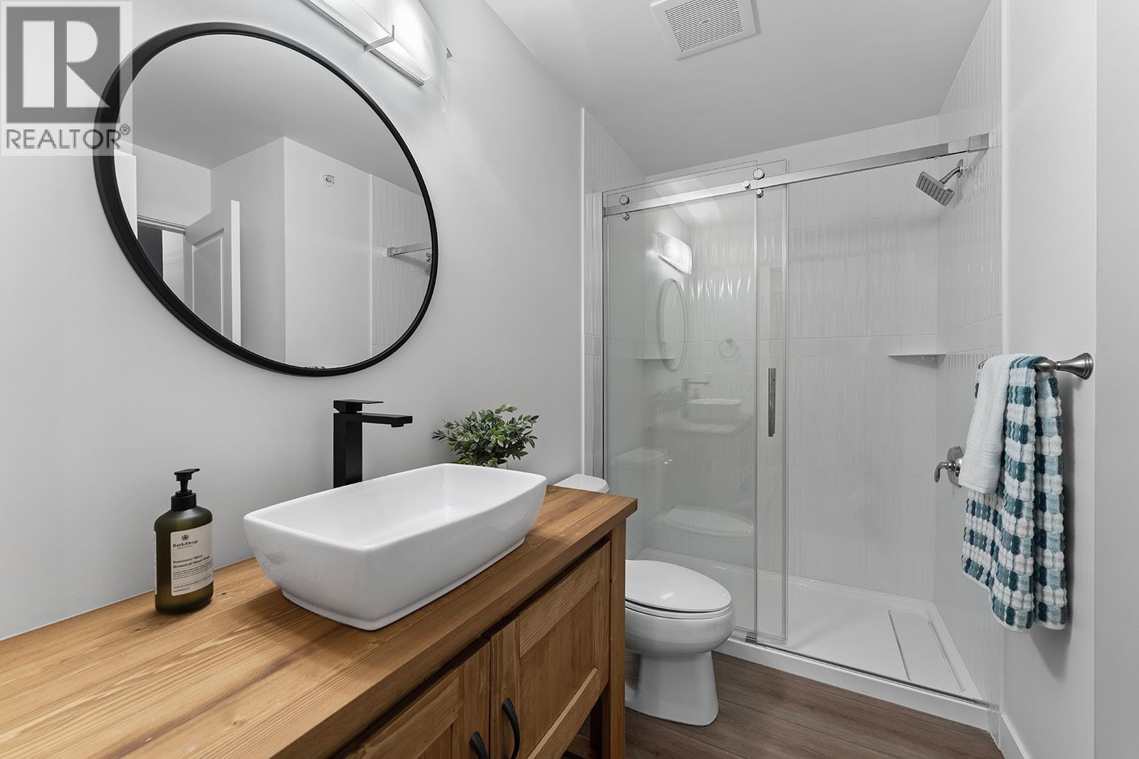 1099 Sunset Drive Unit# 424, Kelowna, BC - Indoor Photo Showing Bathroom