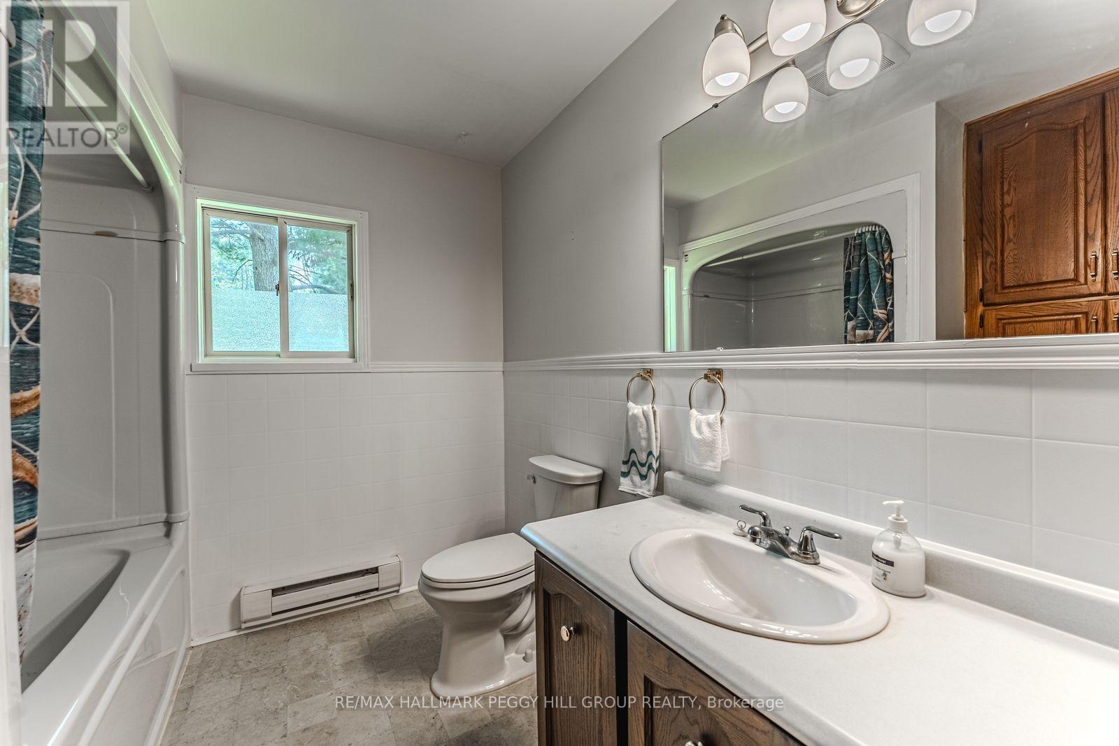 332 Baxter Loop Road, Georgian Bay, ON - Indoor Photo Showing Bathroom
