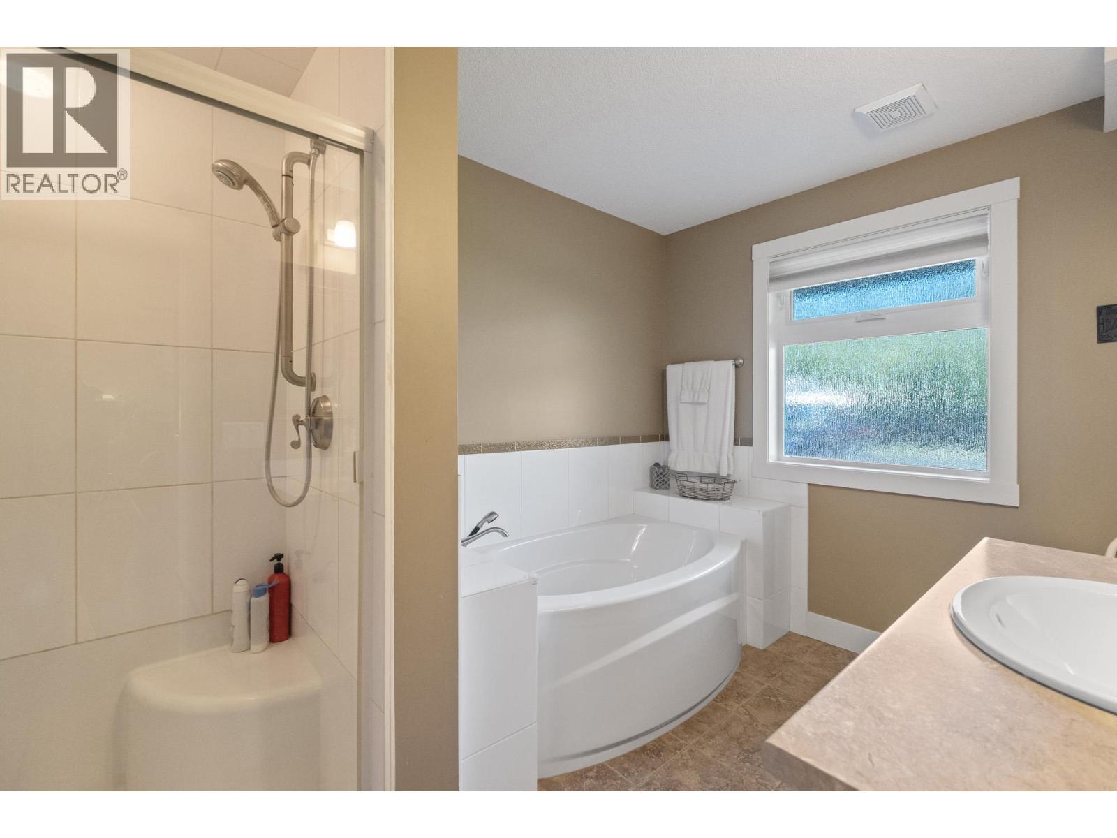 3769 Spiers Road, Kelowna, BC - Indoor Photo Showing Bathroom
