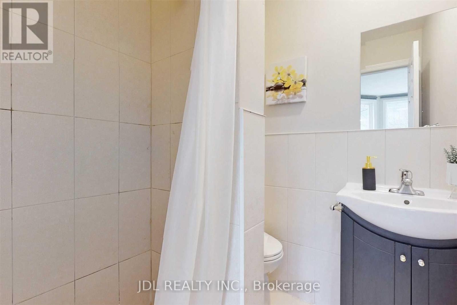 216 Mc Caul Street, Toronto, ON - Indoor Photo Showing Bathroom