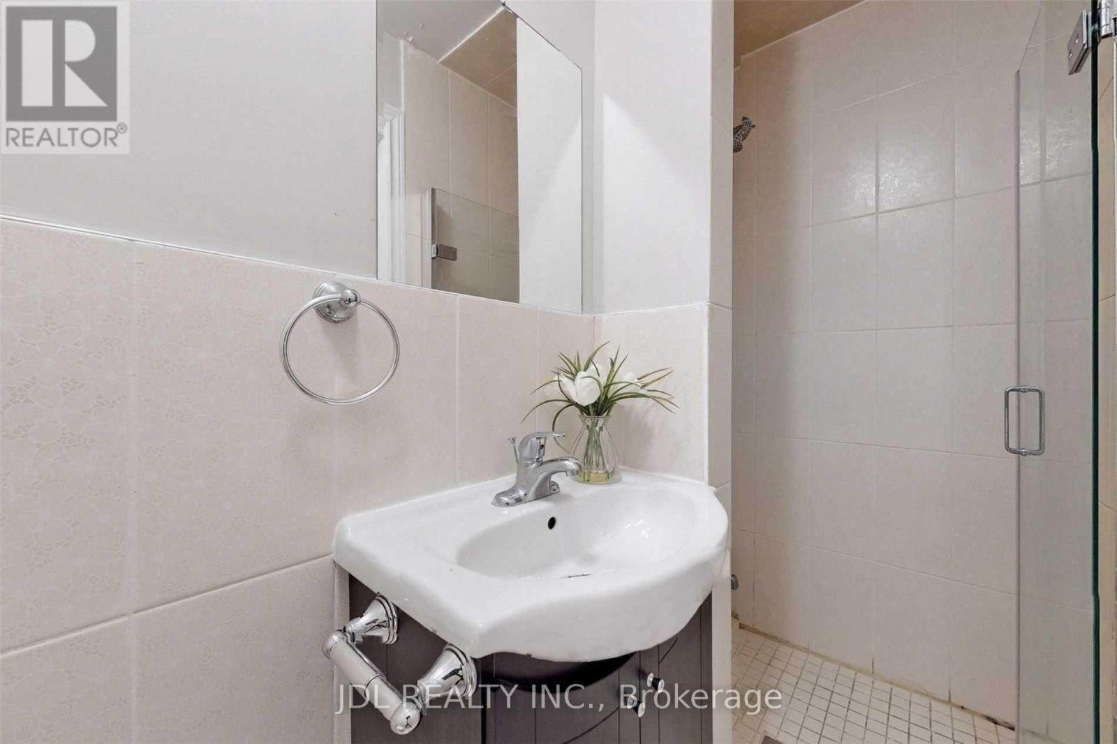216 Mc Caul Street, Toronto, ON - Indoor Photo Showing Bathroom