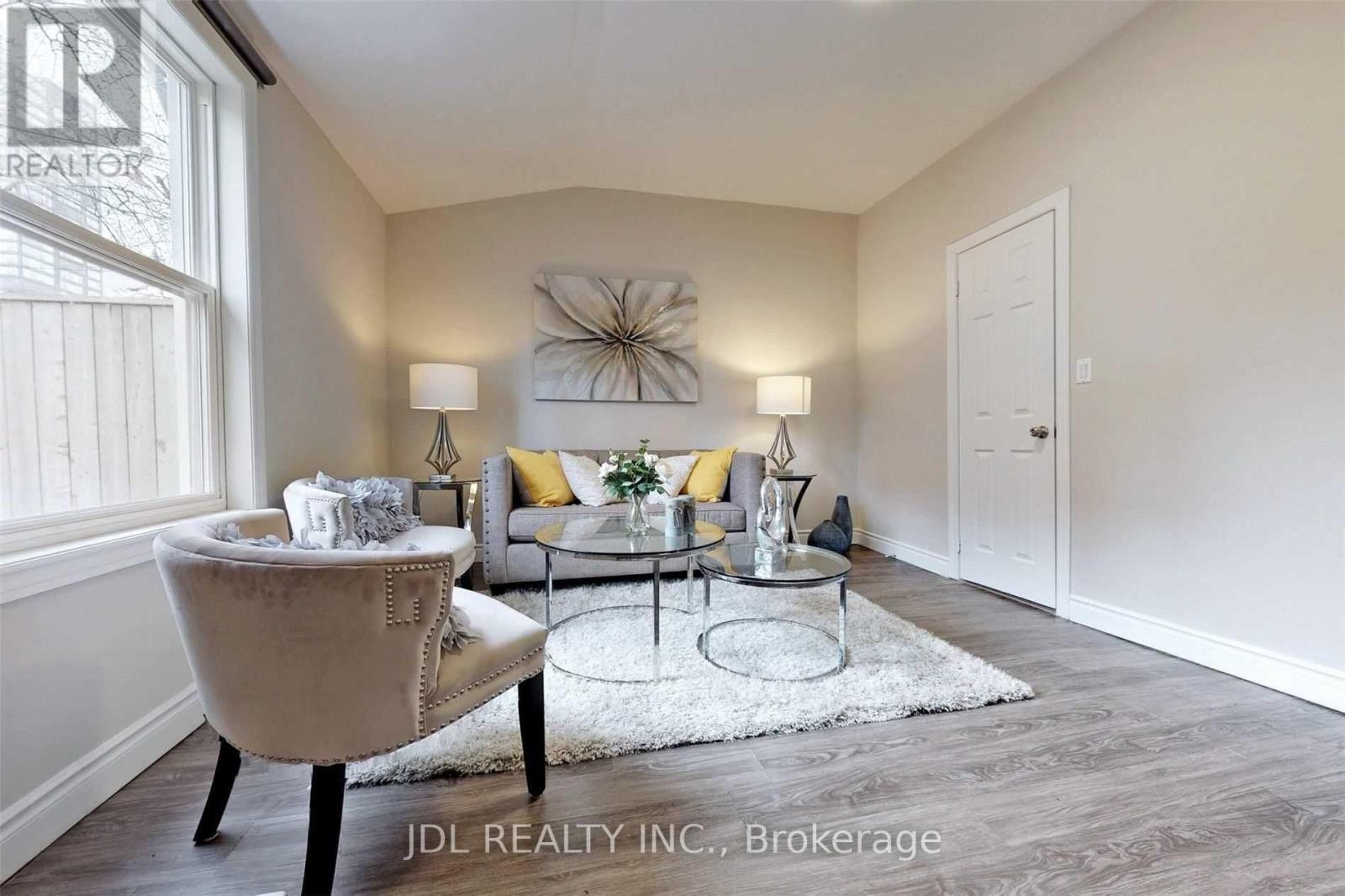 216 Mc Caul Street, Toronto, ON - Indoor Photo Showing Living Room