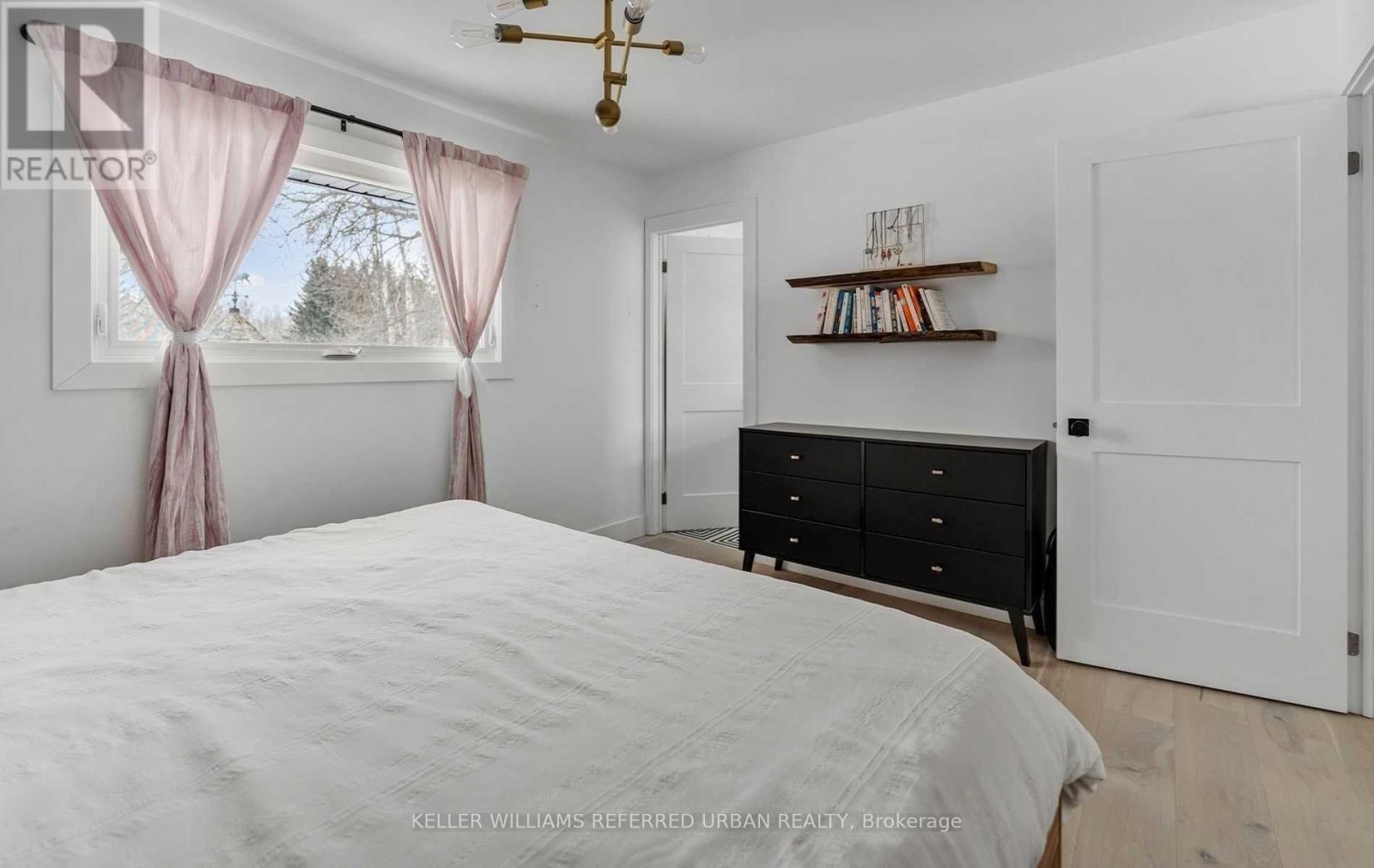 886 Sixth Street, Collingwood, ON - Indoor Photo Showing Bedroom