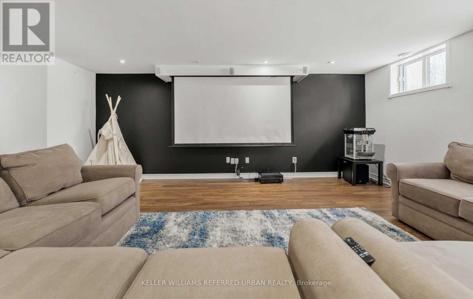 886 Sixth Street, Collingwood, ON - Indoor Photo Showing Living Room