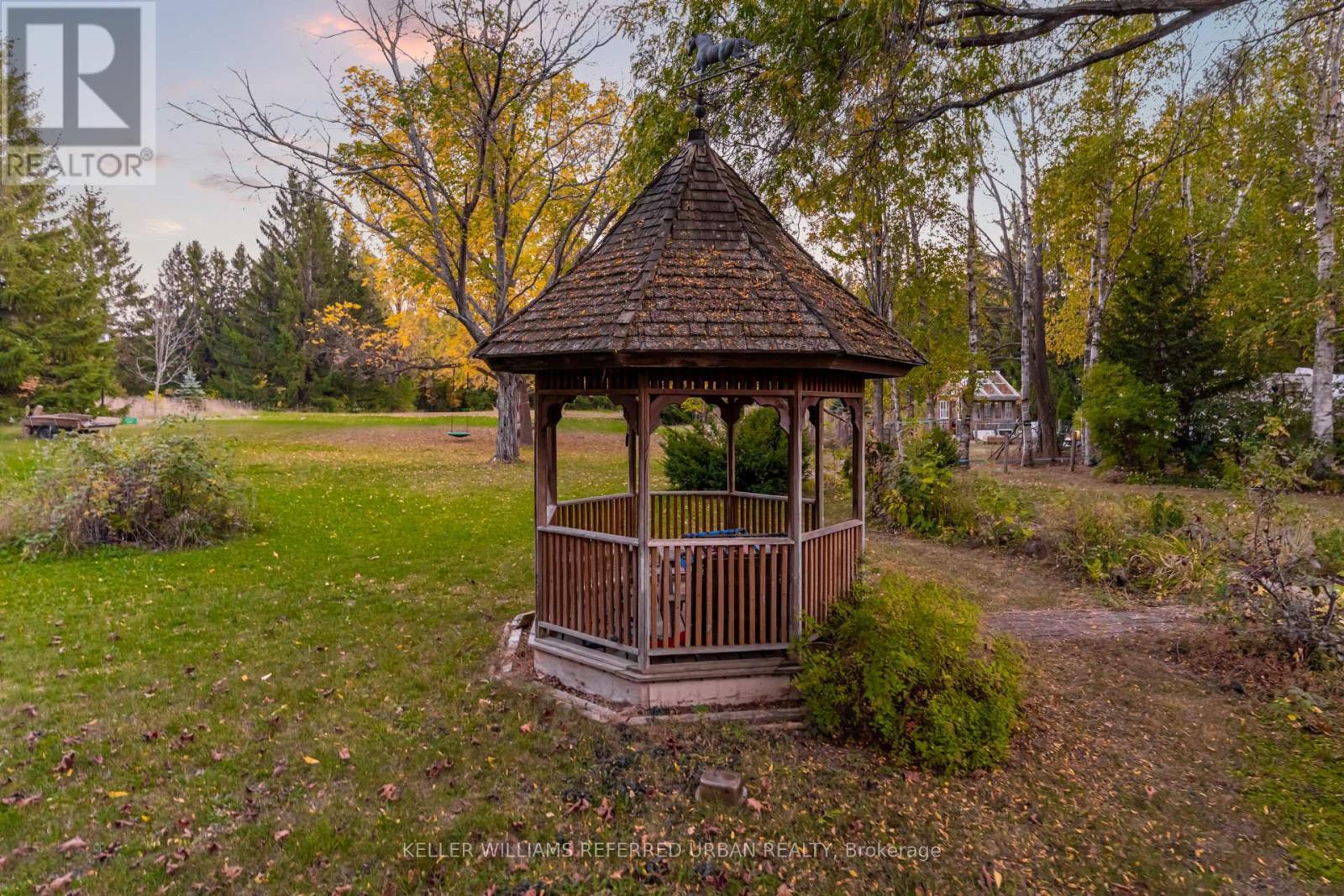 886 Sixth Street, Collingwood, ON - Outdoor With Backyard