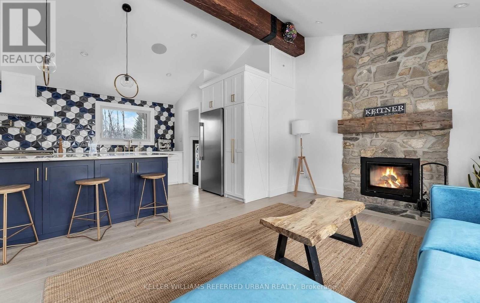 886 Sixth Street, Collingwood, ON - Indoor Photo Showing Living Room With Fireplace