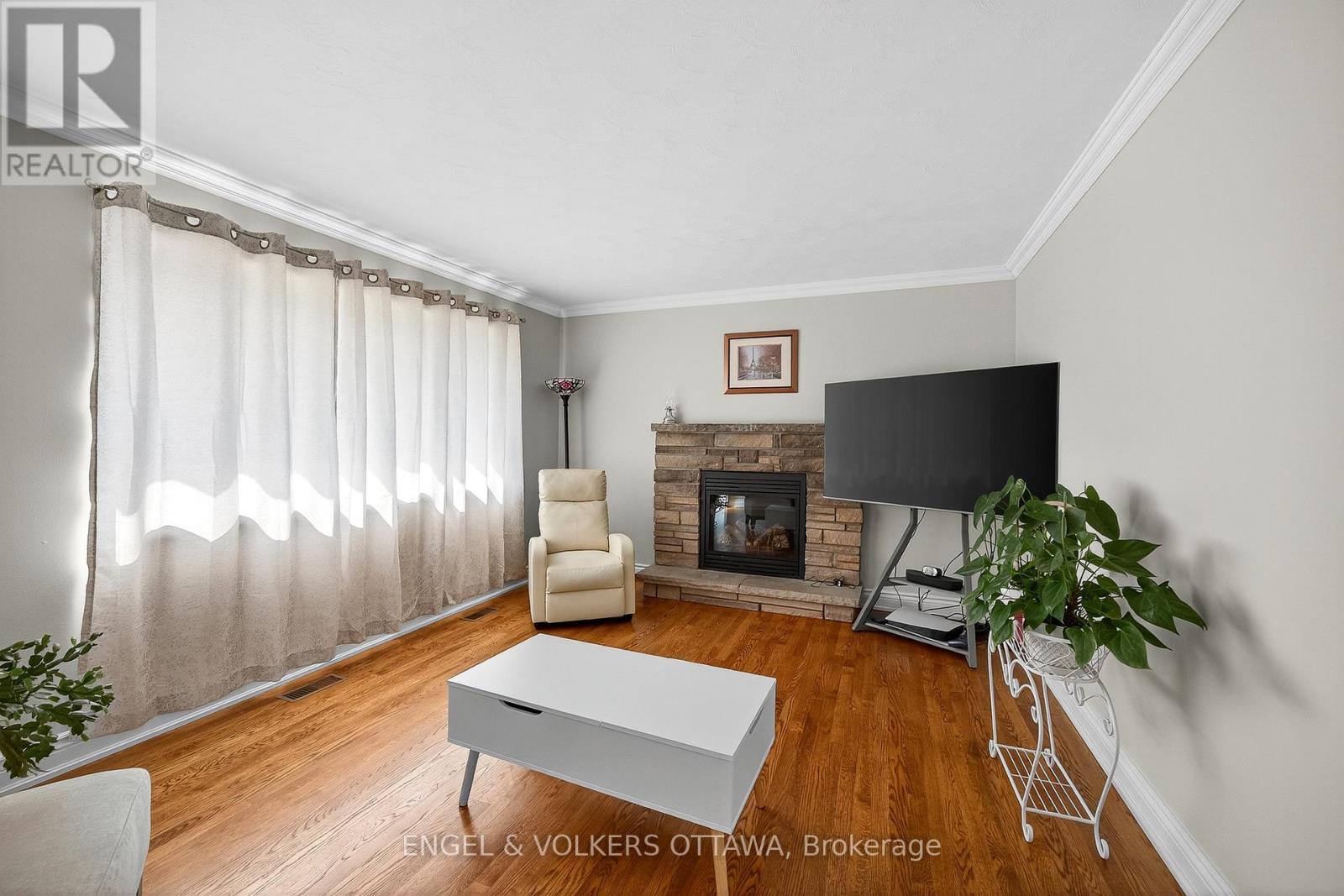1291 Notting Hill Avenue, Ottawa, ON - Indoor Photo Showing Living Room With Fireplace