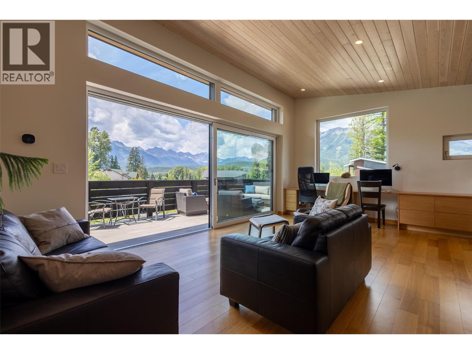 2 Piedmont Drive, Fernie, BC - Indoor Photo Showing Living Room
