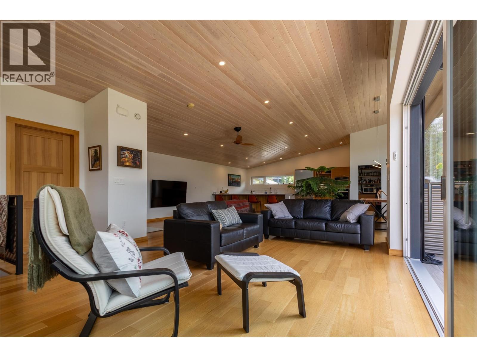 2 Piedmont Drive, Fernie, BC - Indoor Photo Showing Living Room