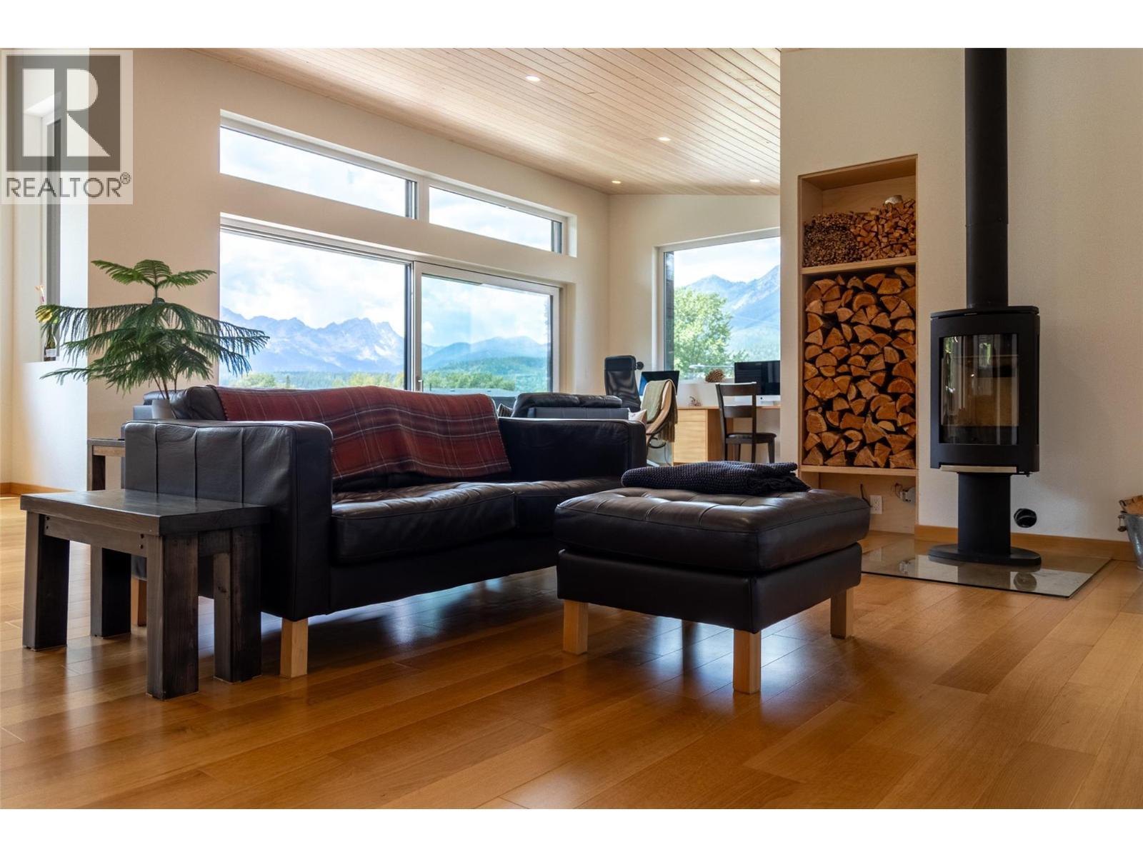 2 Piedmont Drive, Fernie, BC - Indoor Photo Showing Living Room