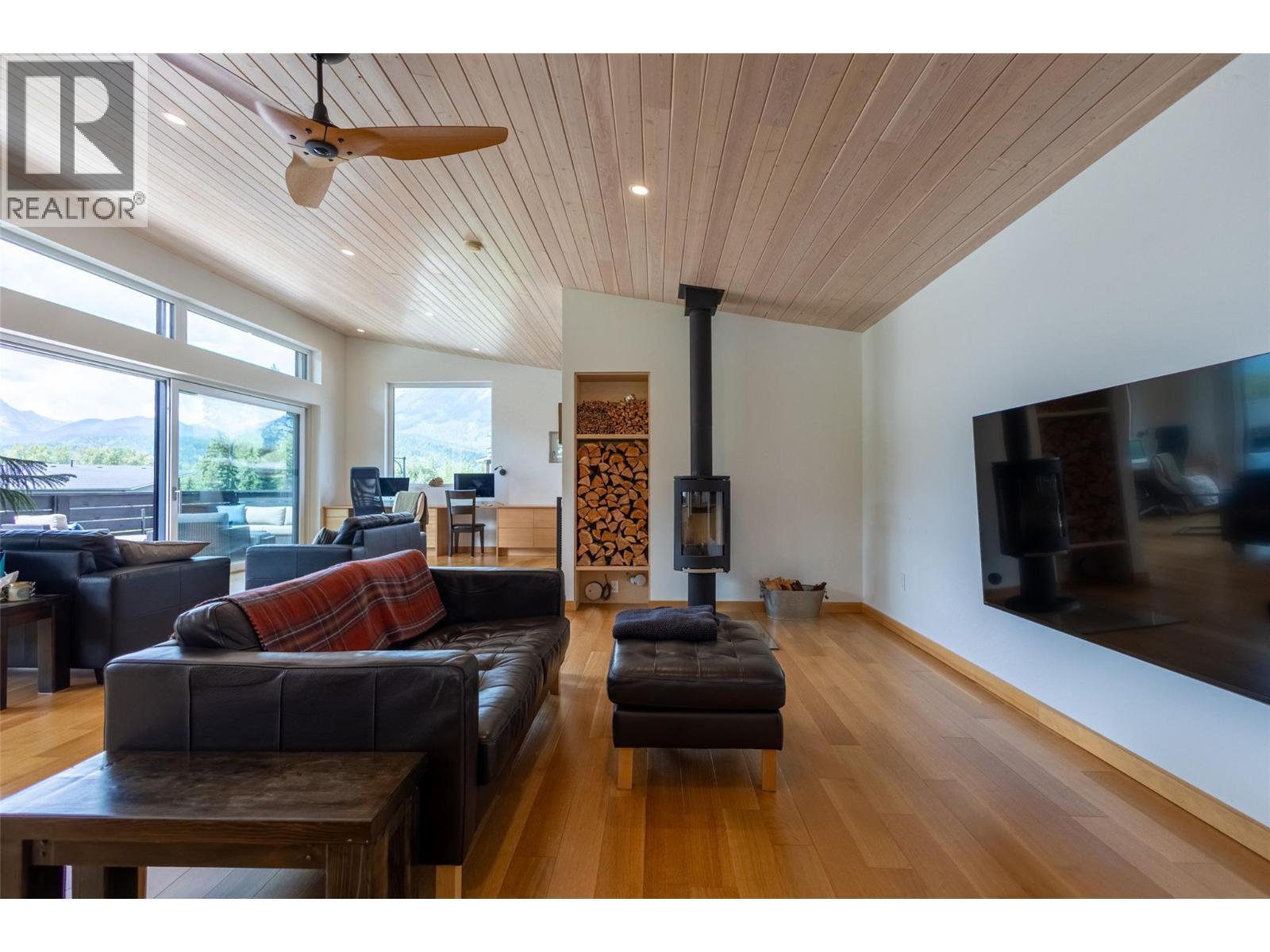 2 Piedmont Drive, Fernie, BC - Indoor Photo Showing Living Room