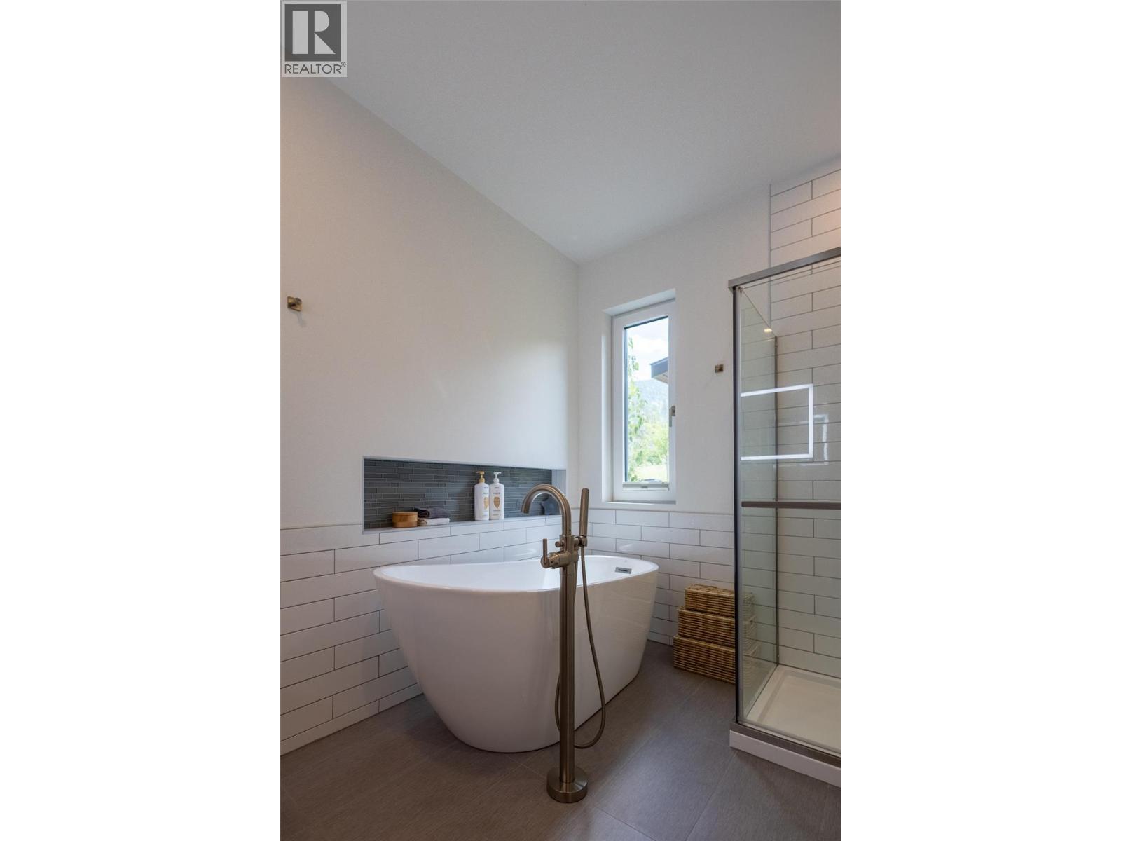 2 Piedmont Drive, Fernie, BC - Indoor Photo Showing Bathroom