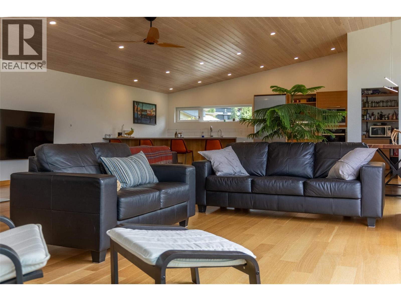 2 Piedmont Drive, Fernie, BC - Indoor Photo Showing Living Room