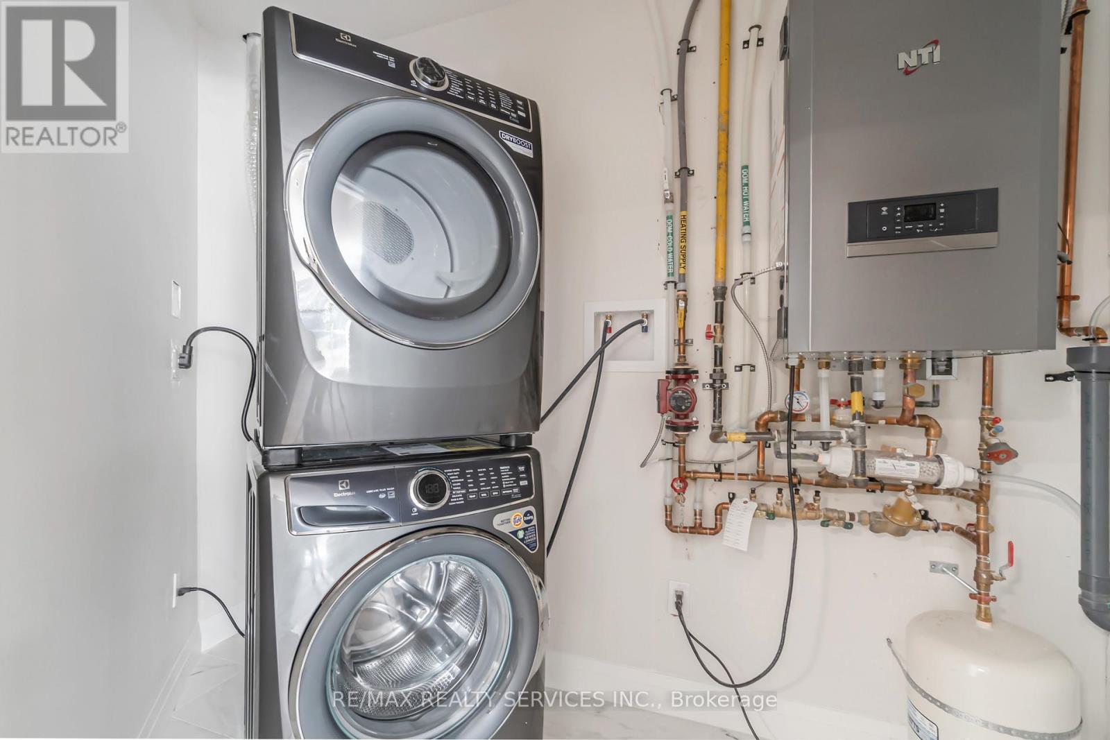#2 - 30 Dean Park Road, Toronto, ON - Indoor Photo Showing Laundry Room