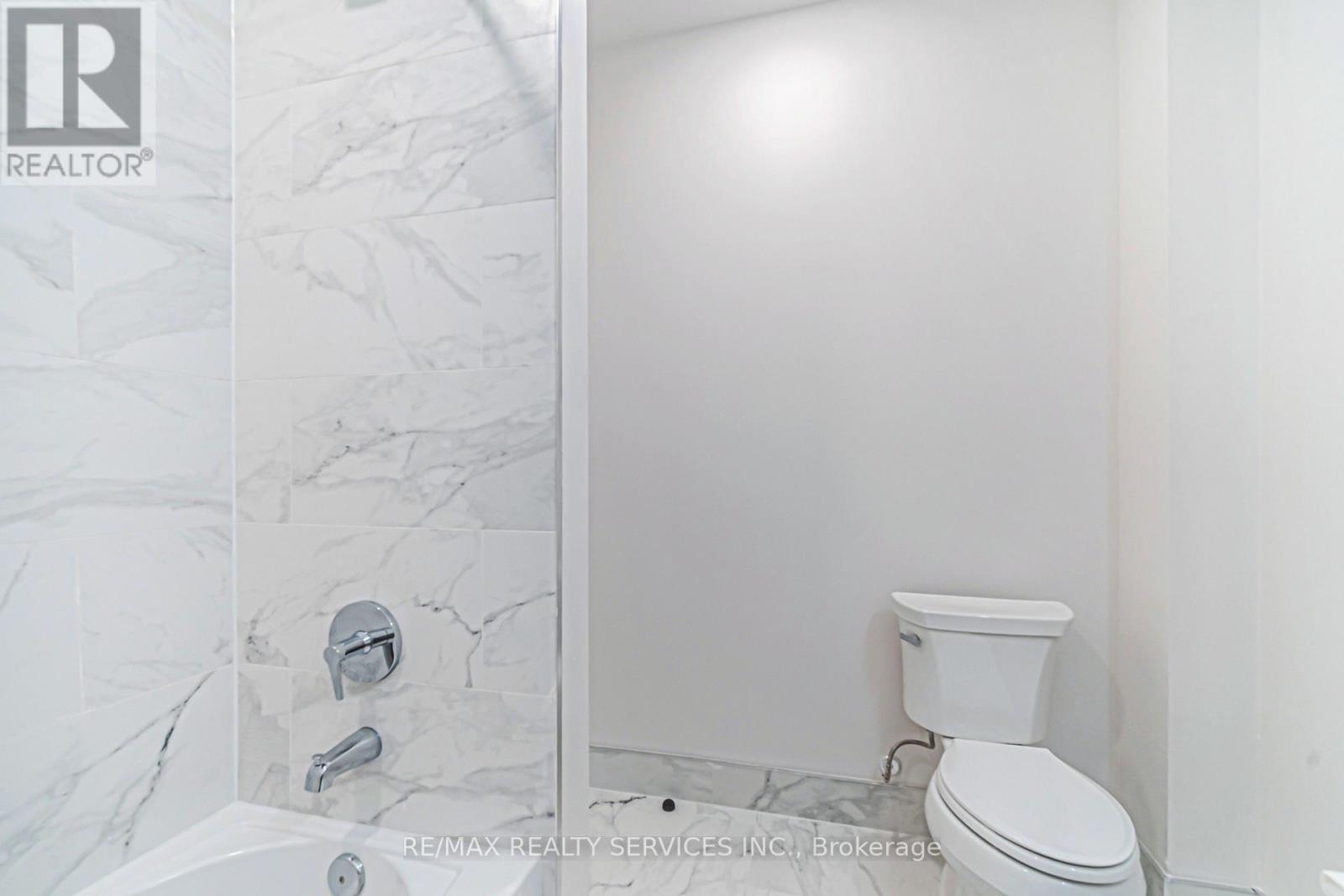 #2 - 30 Dean Park Road, Toronto, ON - Indoor Photo Showing Bathroom