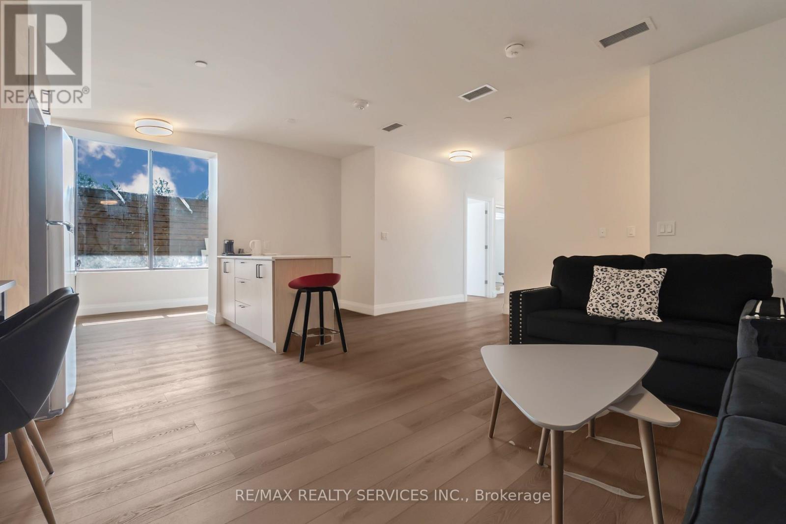 #3 - 30 Dean Park Road, Toronto, ON - Indoor Photo Showing Living Room