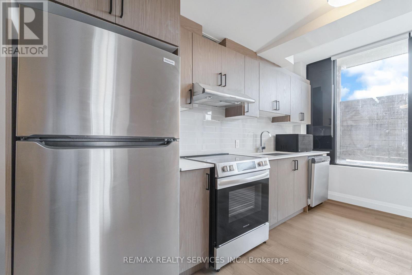 #3 - 30 Dean Park Road, Toronto, ON - Indoor Photo Showing Kitchen