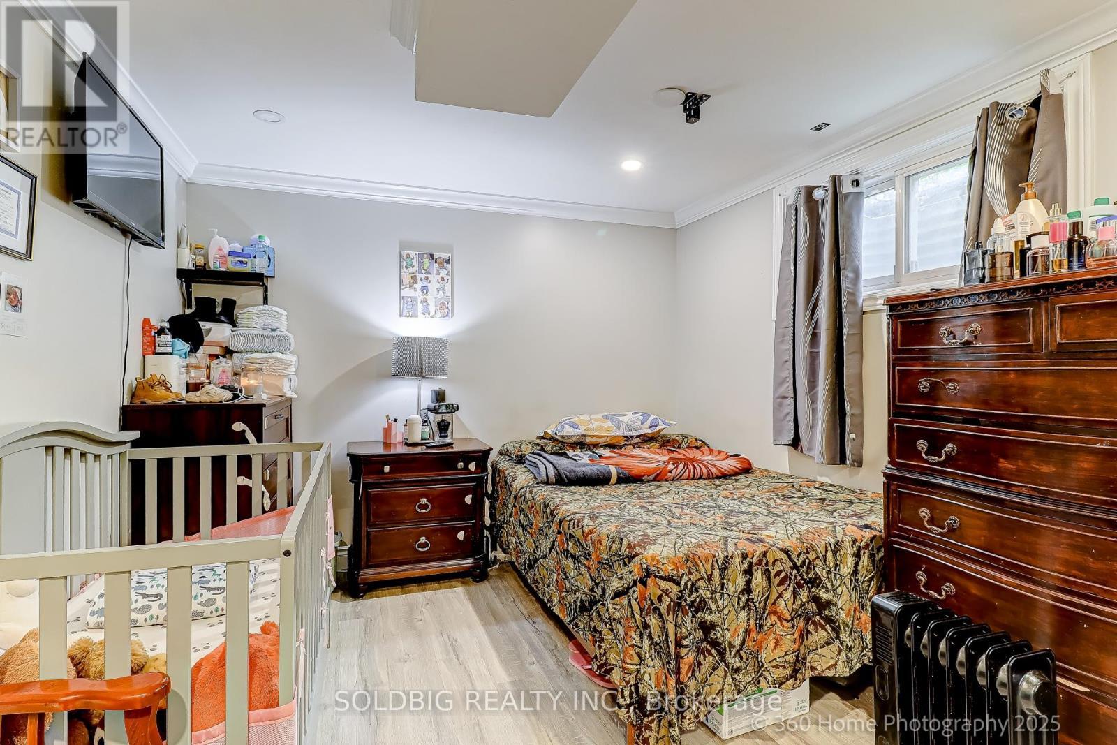 8 Haslemere Avenue, Brampton, ON - Indoor Photo Showing Bedroom