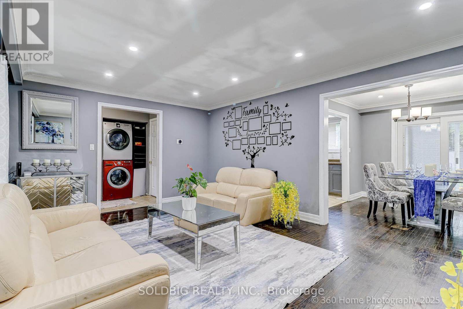 8 Haslemere Avenue, Brampton, ON - Indoor Photo Showing Living Room