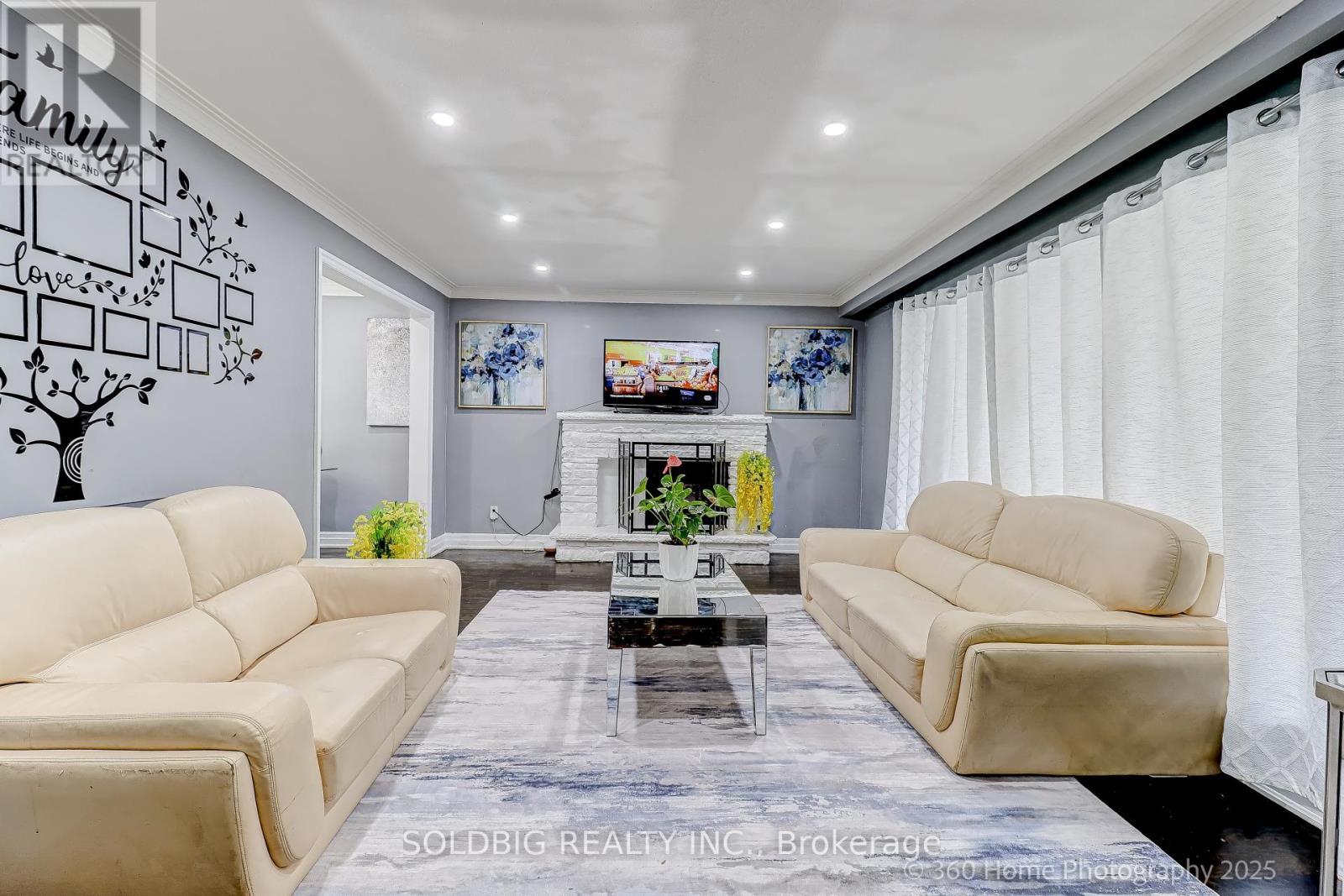 8 Haslemere Avenue, Brampton, ON - Indoor Photo Showing Living Room