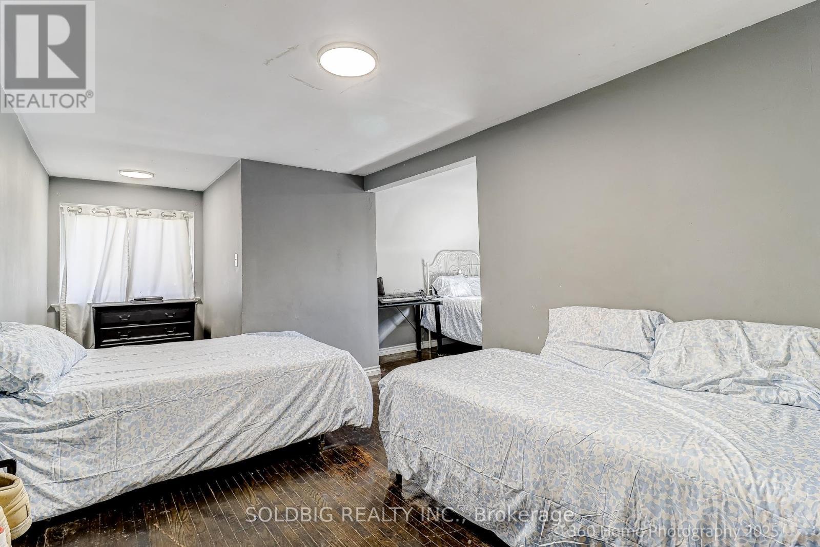 8 Haslemere Avenue, Brampton, ON - Indoor Photo Showing Bedroom