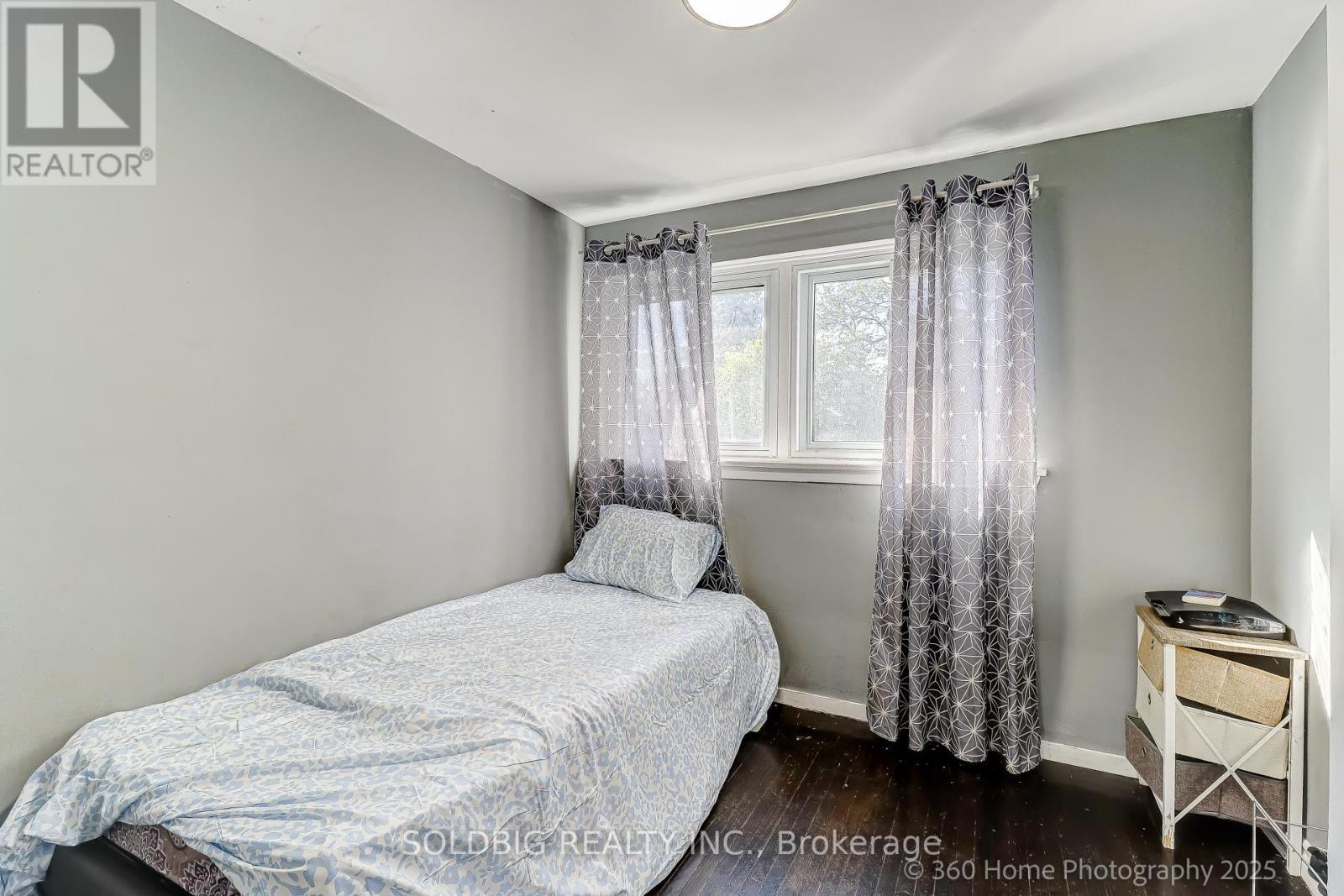 8 Haslemere Avenue, Brampton, ON - Indoor Photo Showing Bedroom