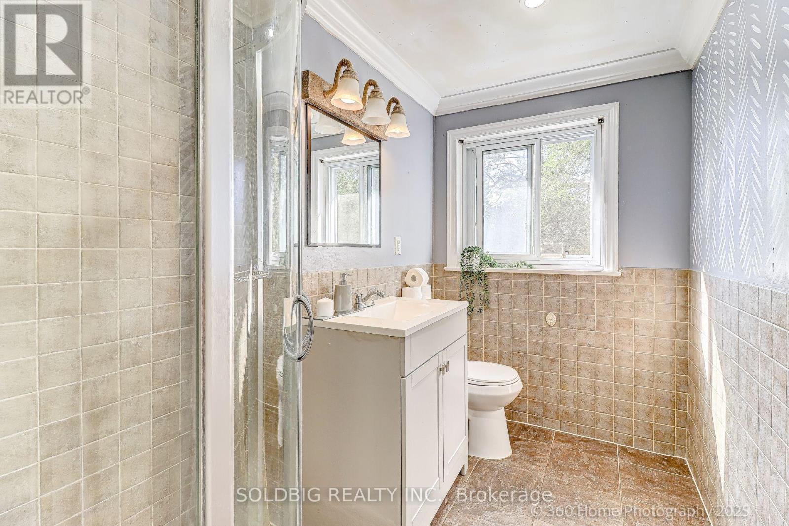 8 Haslemere Avenue, Brampton, ON - Indoor Photo Showing Bathroom