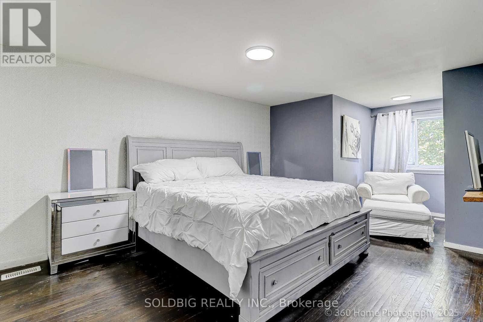 8 Haslemere Avenue, Brampton, ON - Indoor Photo Showing Bedroom